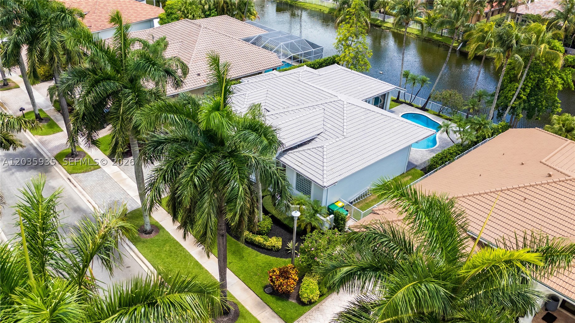 11021 Redhawk St, Plantation FL 33324