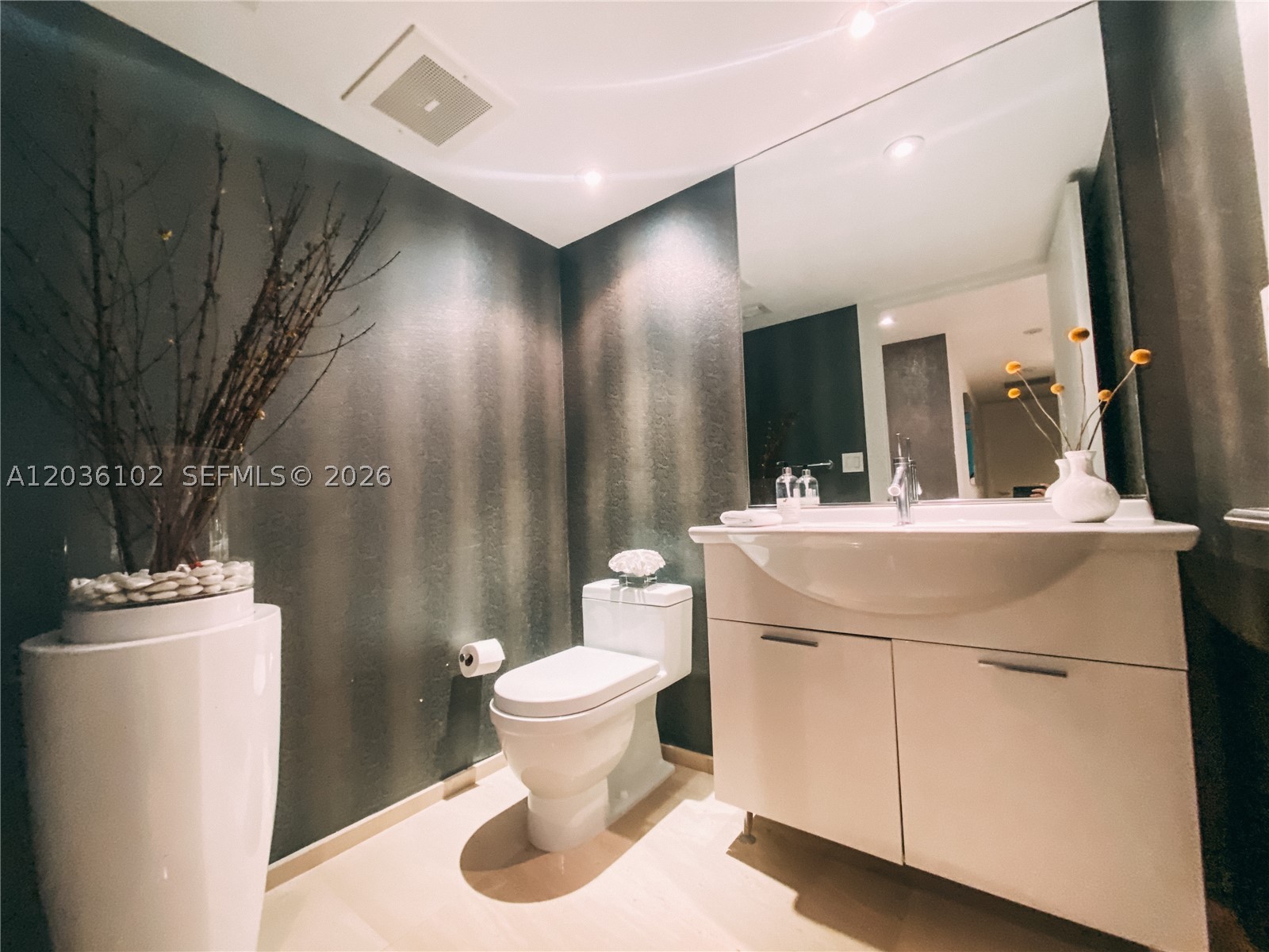 465 Brickell Ave #1101, Miami FL 33131