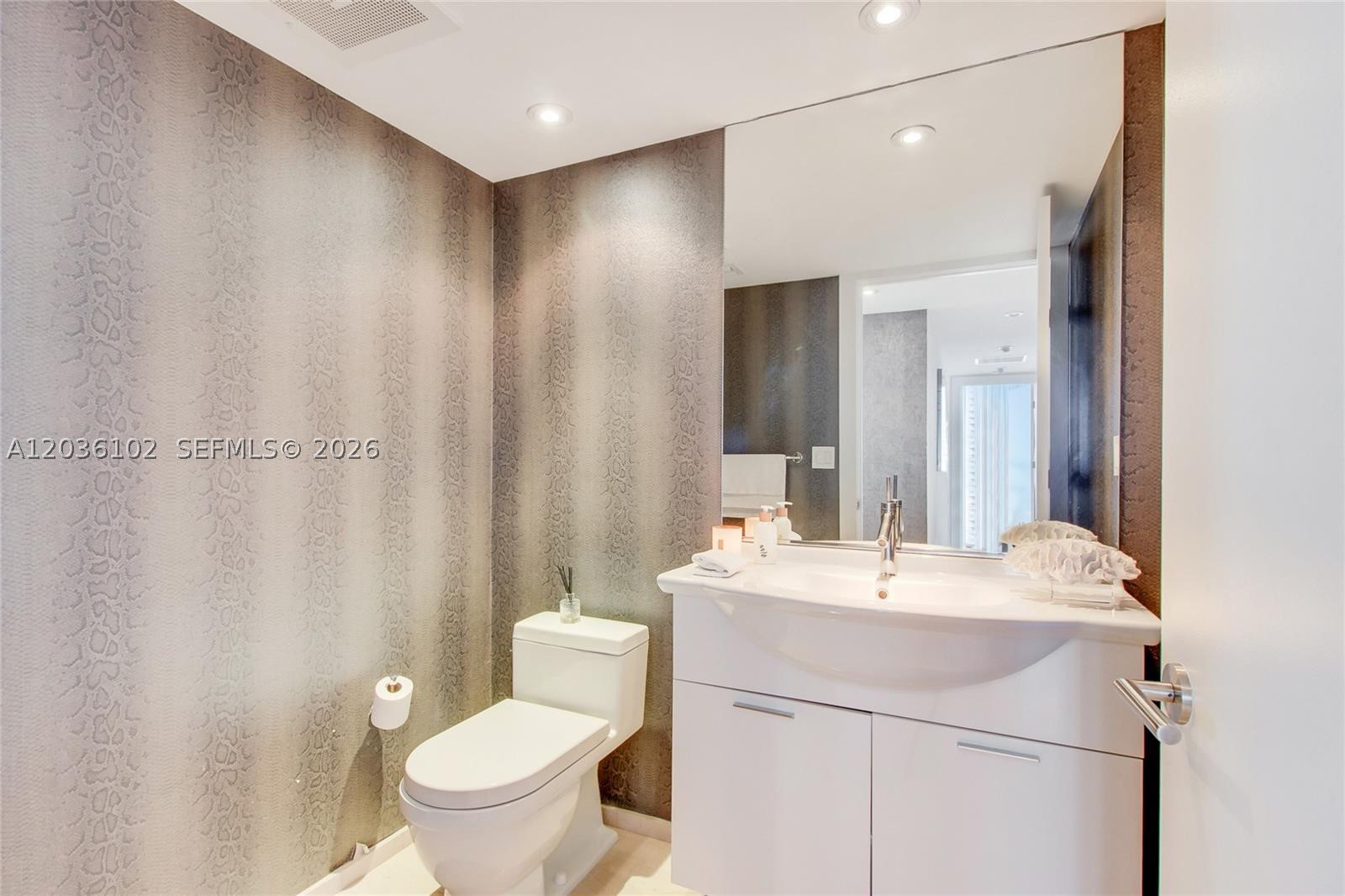 465 Brickell Ave #1101, Miami FL 33131