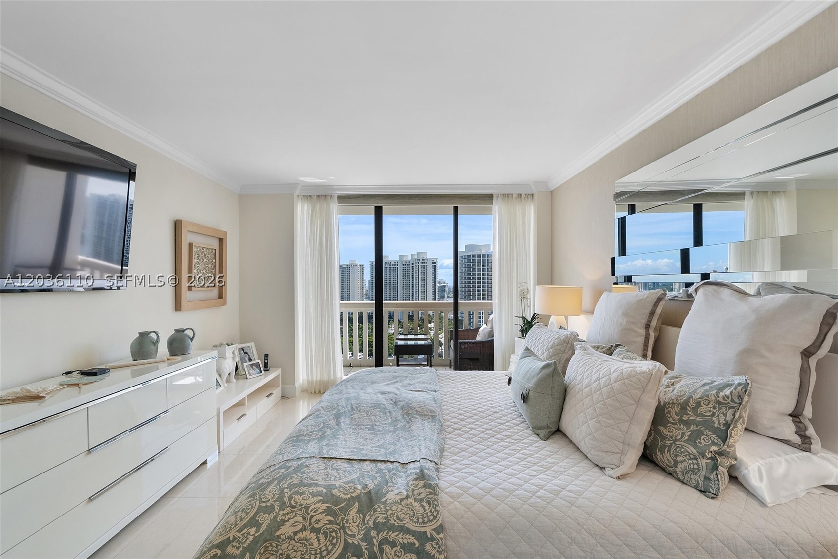 1000 W Island Blvd #2307, Aventura FL 33160