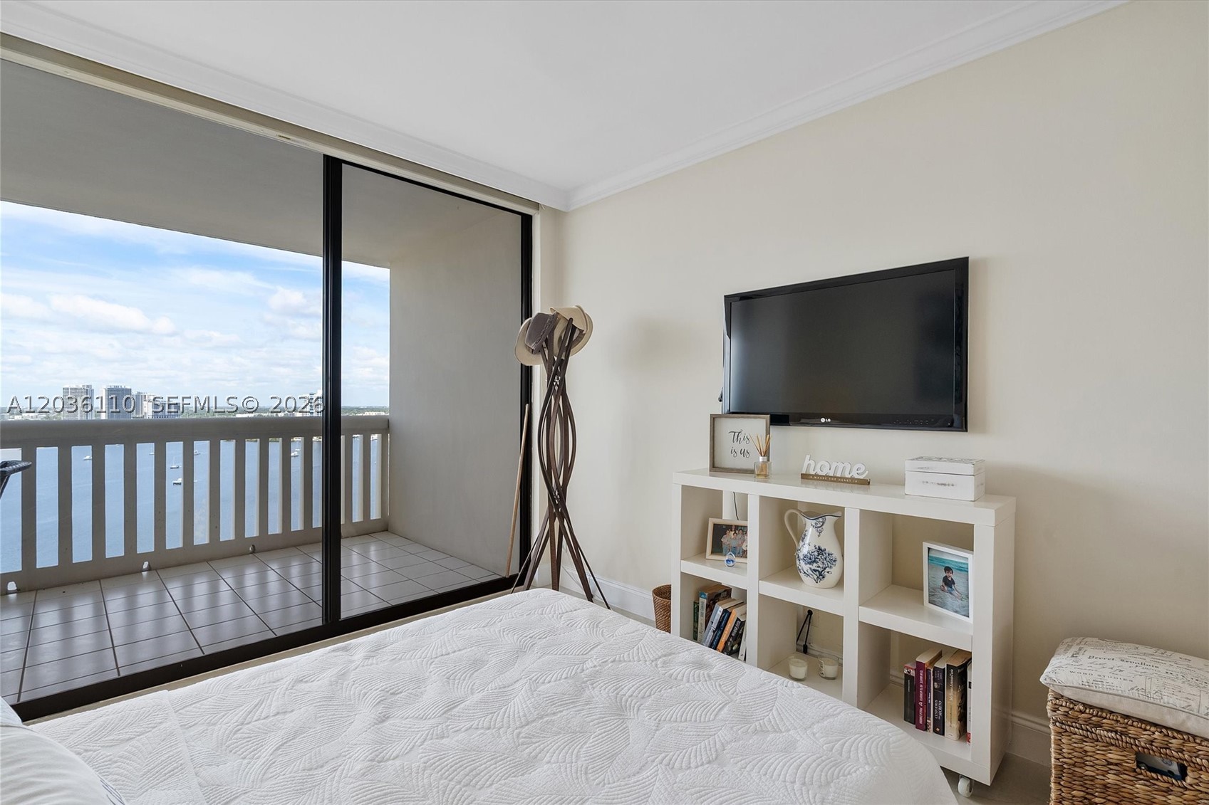 1000 W Island Blvd #2307, Aventura FL 33160