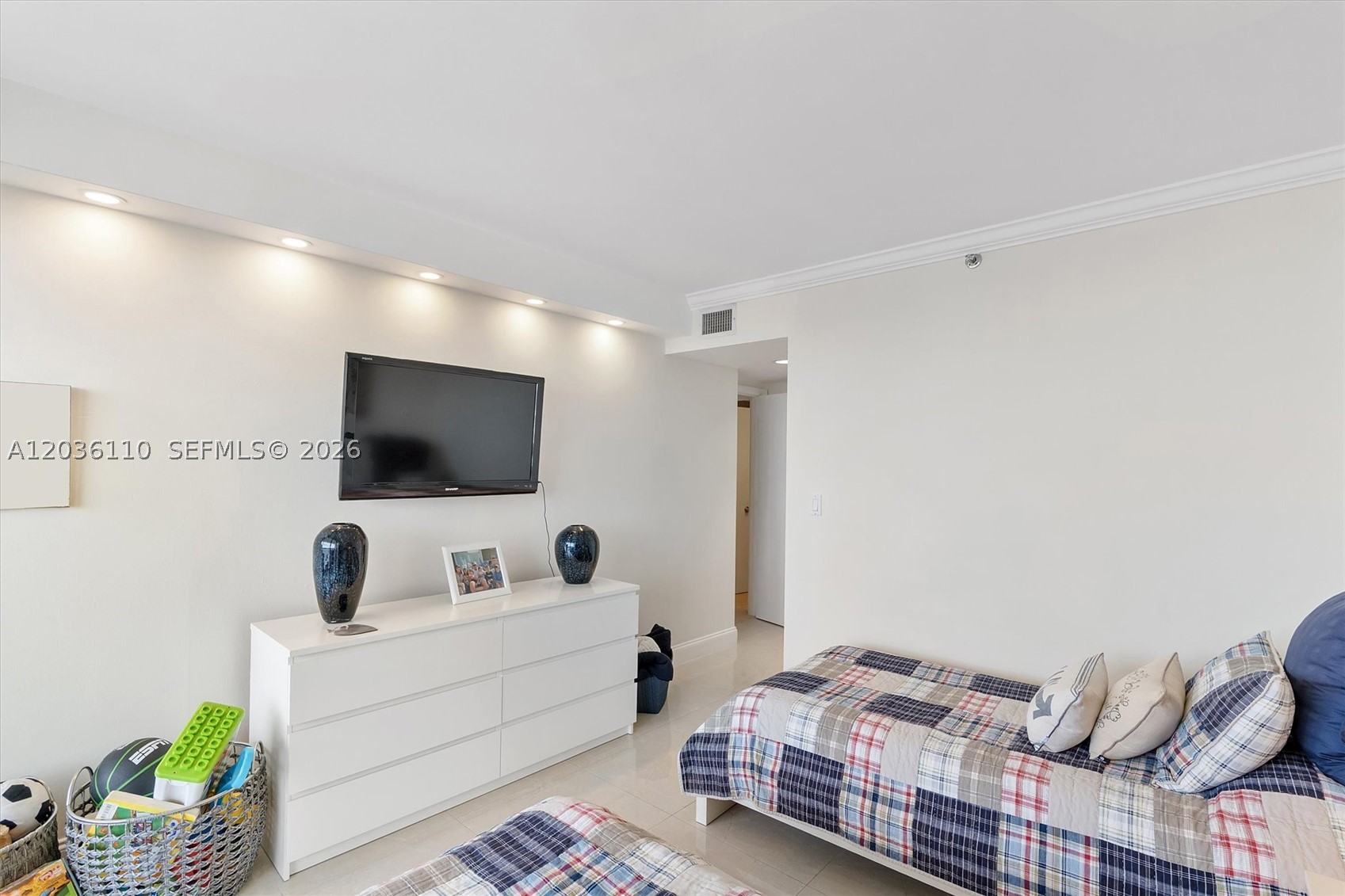 1000 W Island Blvd #2307, Aventura FL 33160