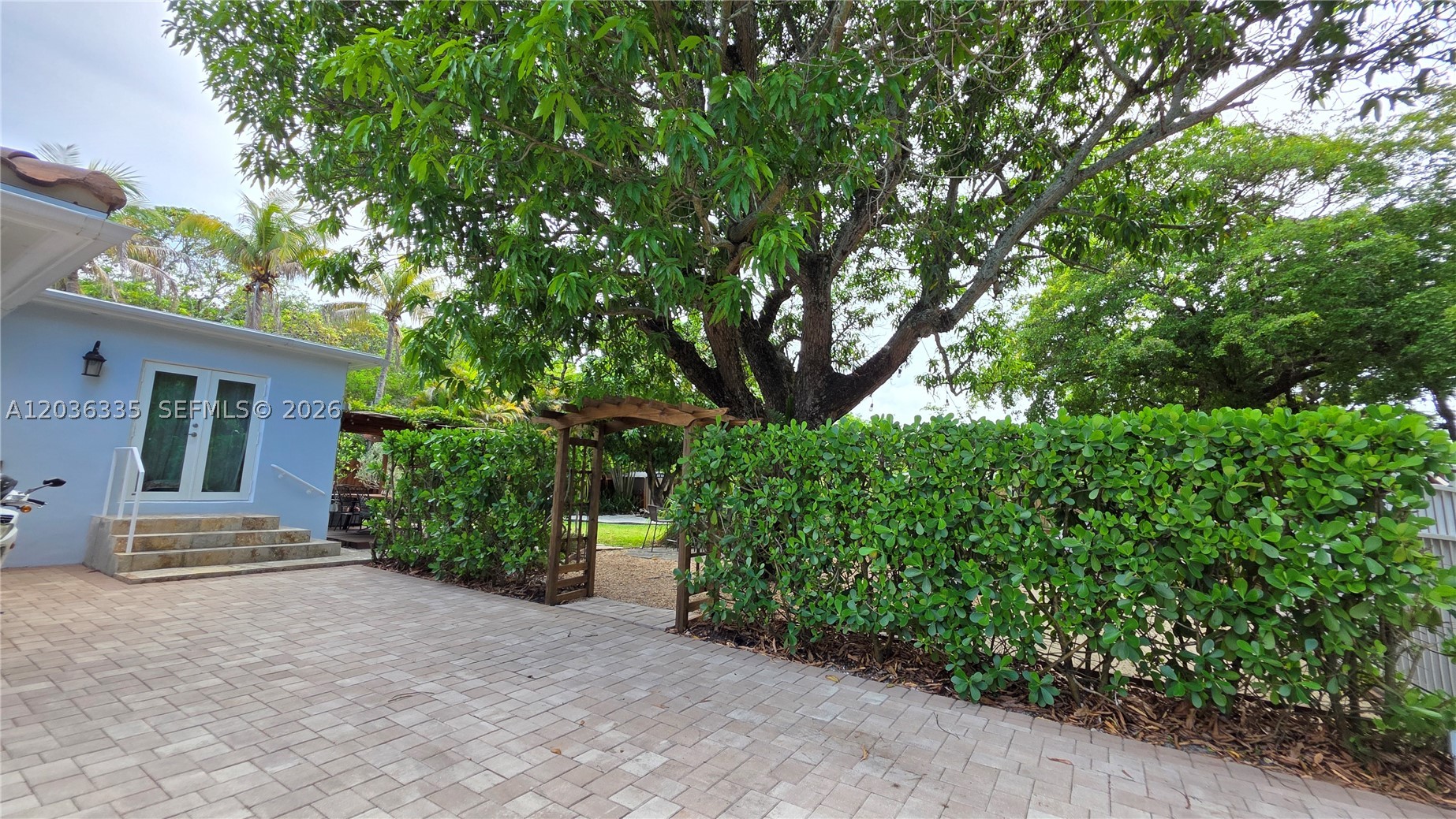 390 NE 127th St, North Miami FL 33161