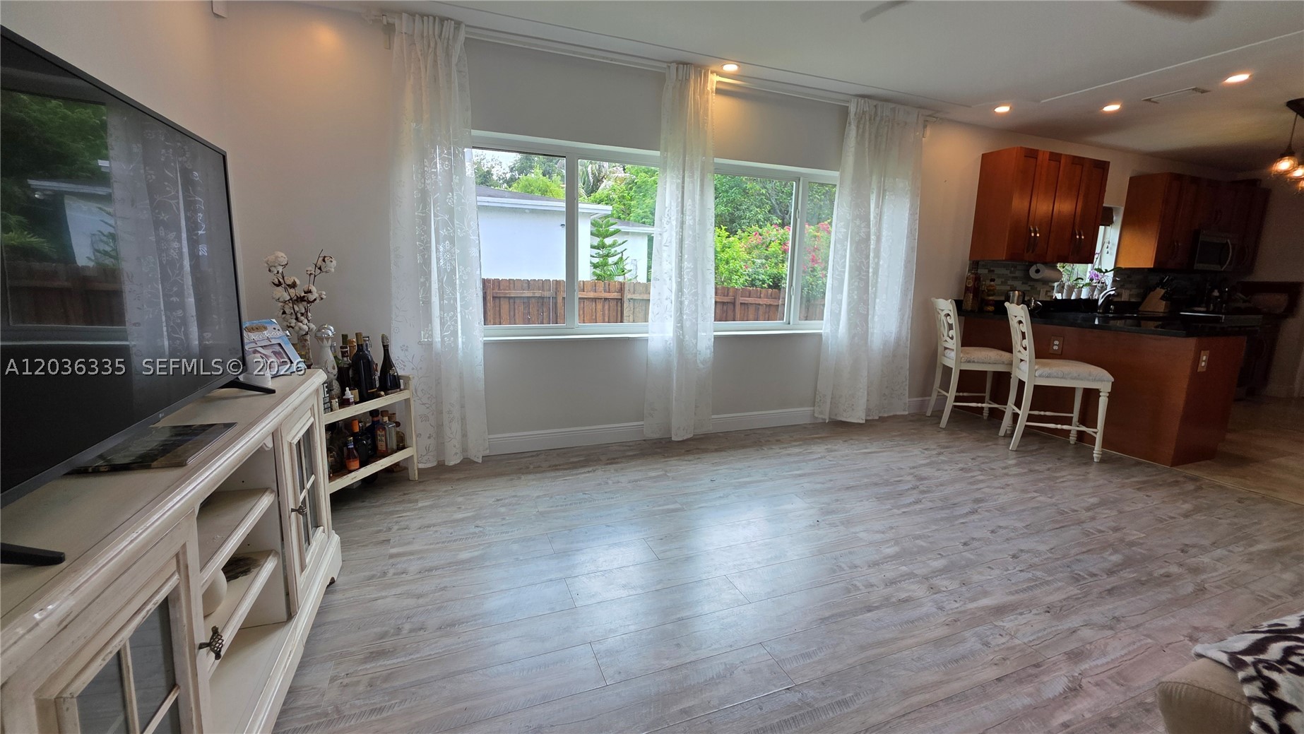390 NE 127th St, North Miami FL 33161