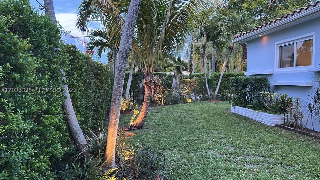 390 NE 127th St, North Miami FL 33161