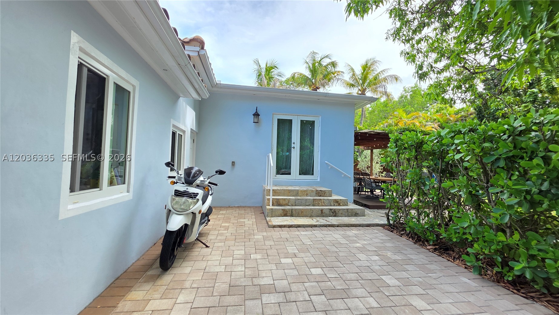 390 NE 127th St, North Miami FL 33161