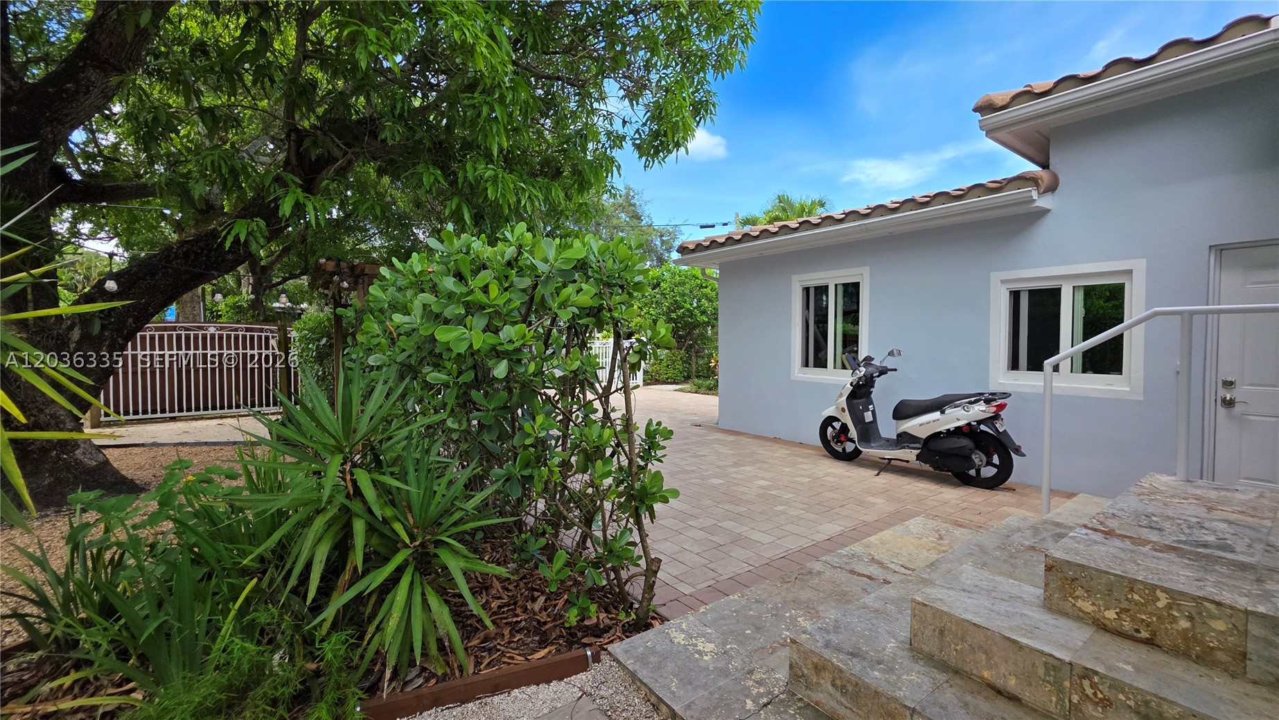390 NE 127th St, North Miami FL 33161