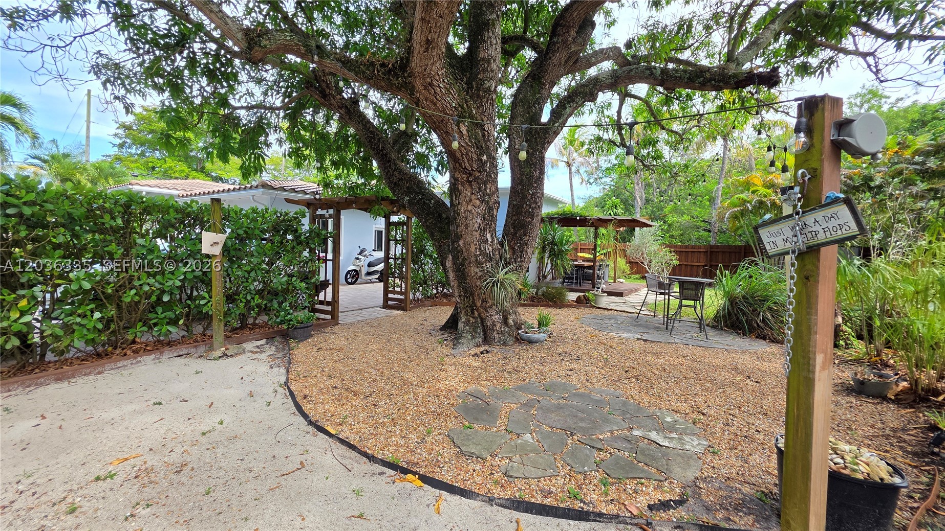 390 NE 127th St, North Miami FL 33161