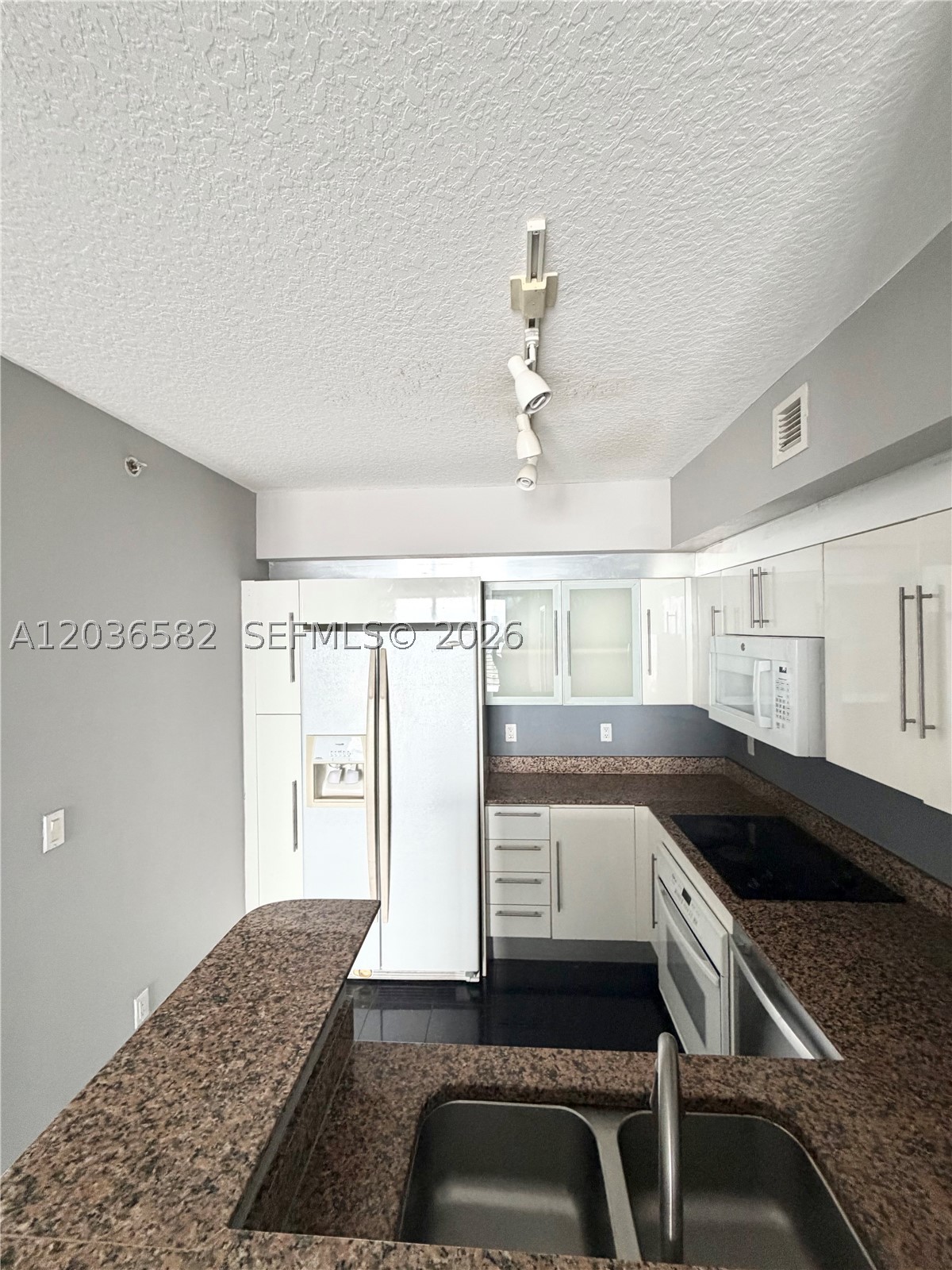 335 BISCAYNE BL #4200, Miami FL 33131