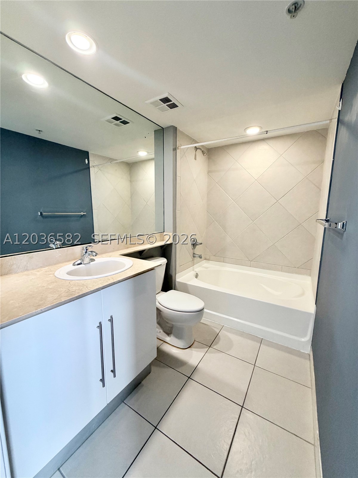 335 BISCAYNE BL #4200, Miami FL 33131