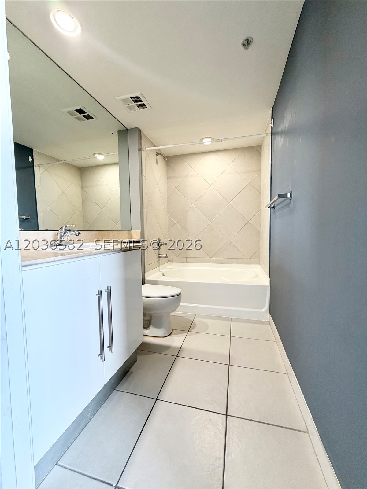 335 BISCAYNE BL #4200, Miami FL 33131