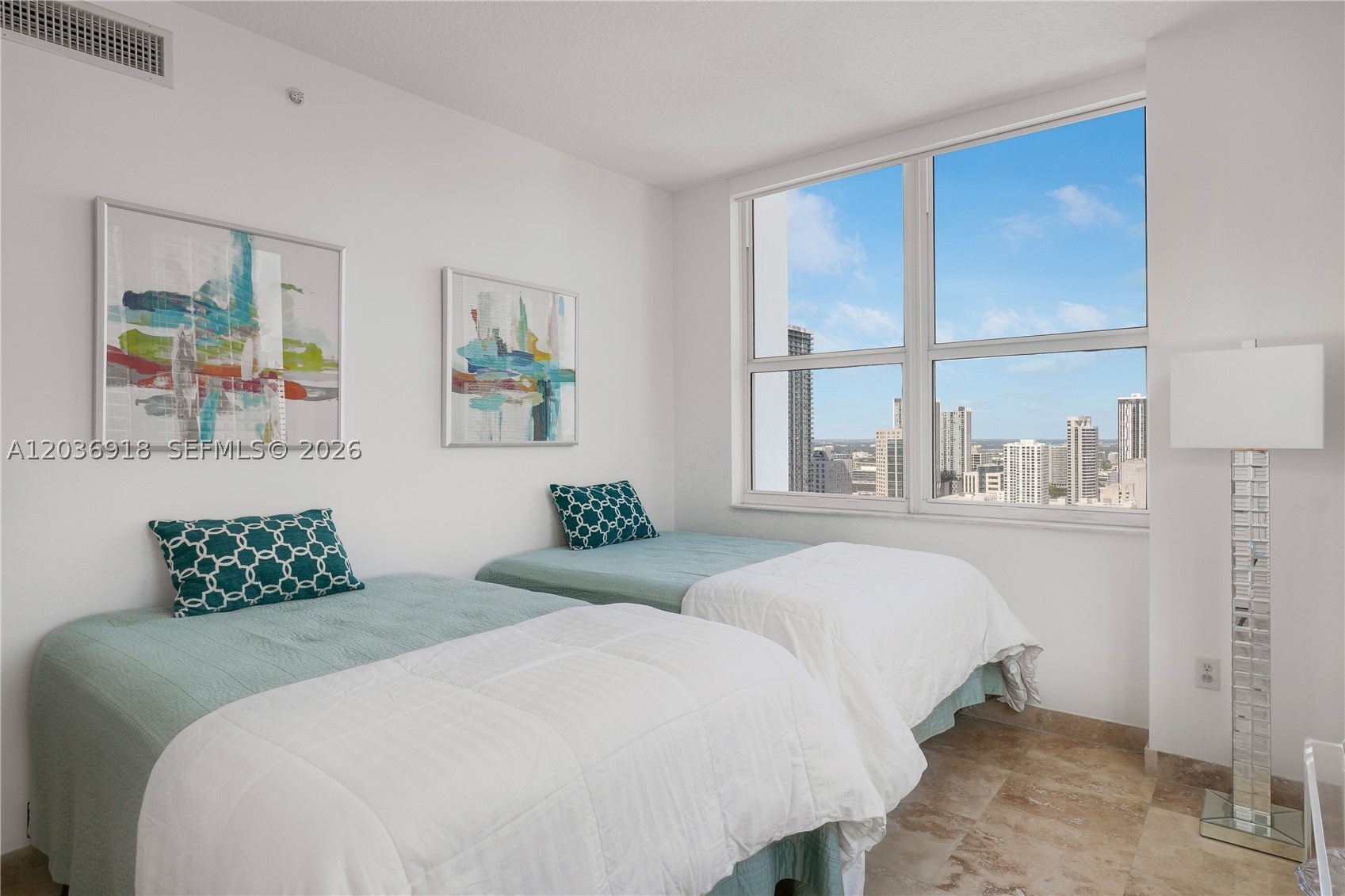 31 SE 5th St #3812, Miami FL 33131