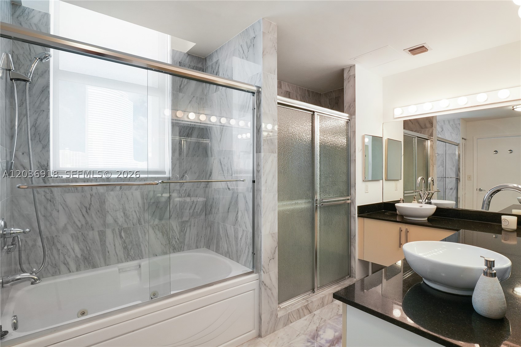 31 SE 5th St #3812, Miami FL 33131