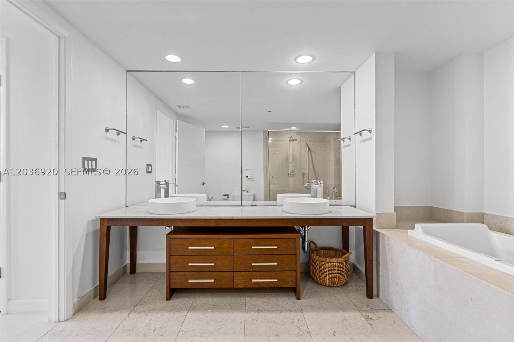 495 Brickell Ave #905, Miami FL 33131