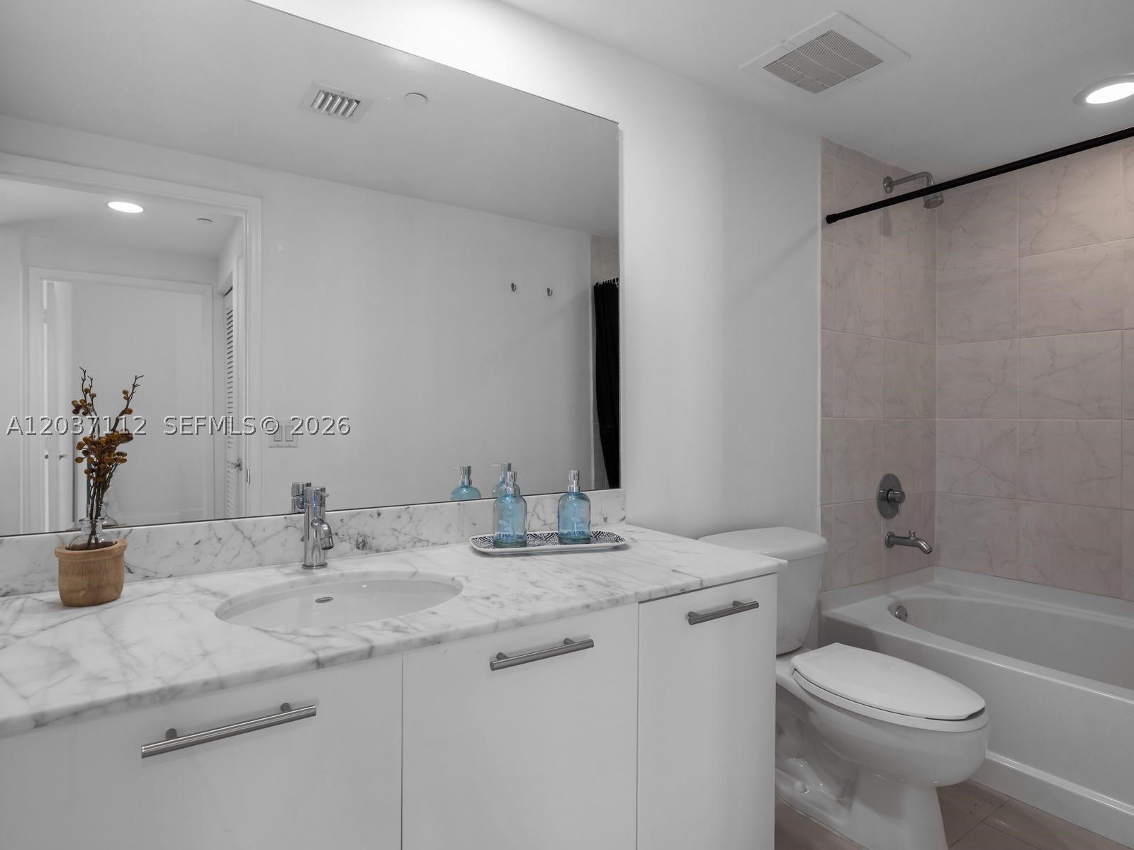 950 Brickell Bay Dr #1404, Miami FL 33131