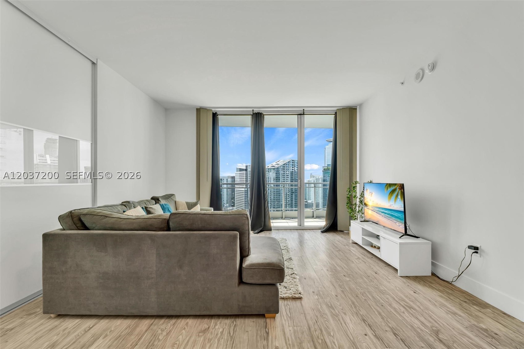 90 SW 3rd St #4303, Miami FL 33130