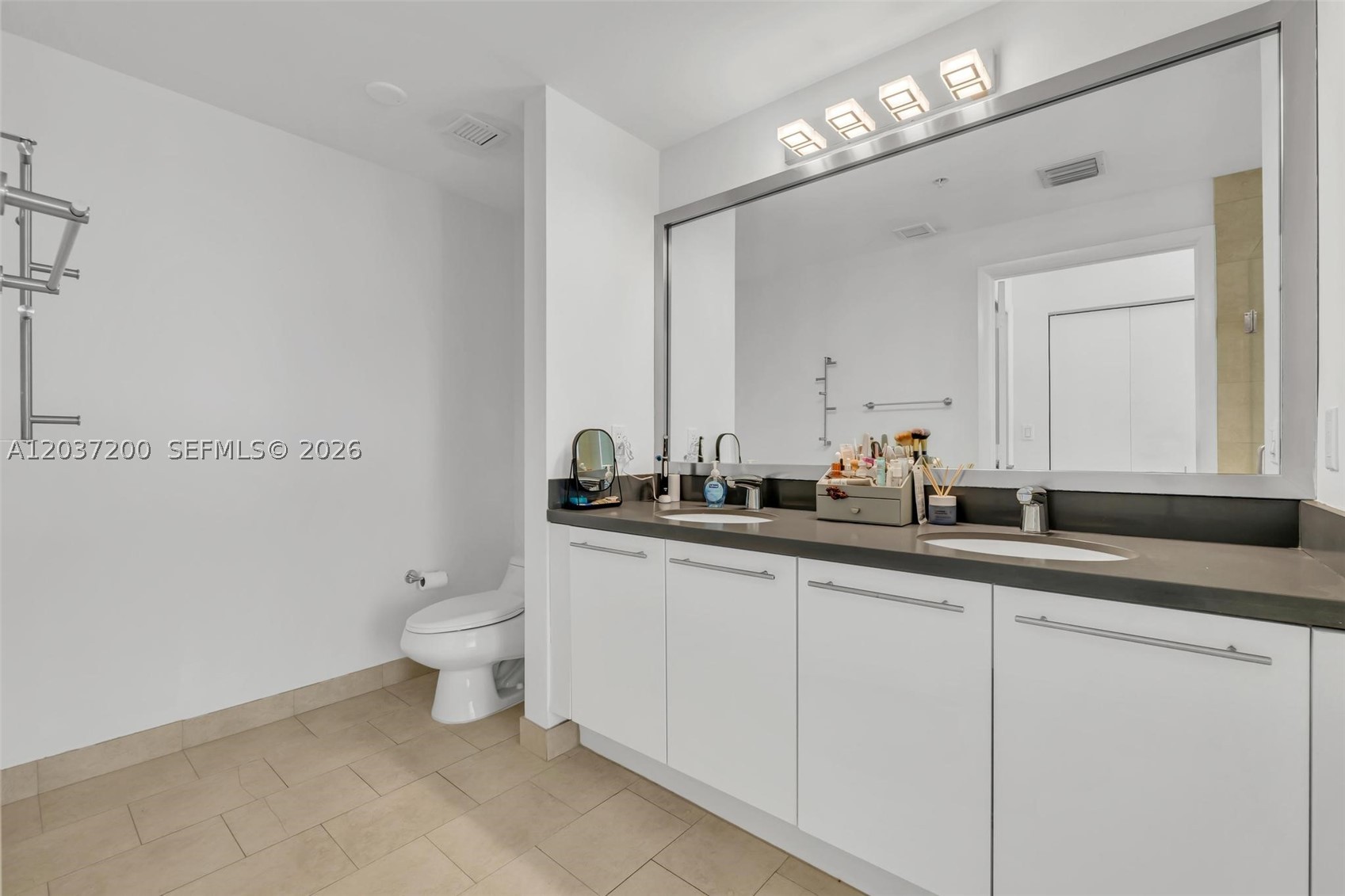90 SW 3rd St #4303, Miami FL 33130