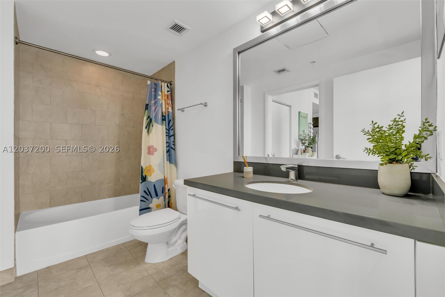 90 SW 3rd St #4303, Miami FL 33130