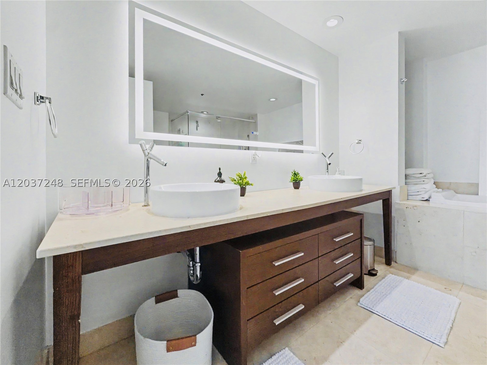 465 Brickell Ave #1605, Miami FL 33131