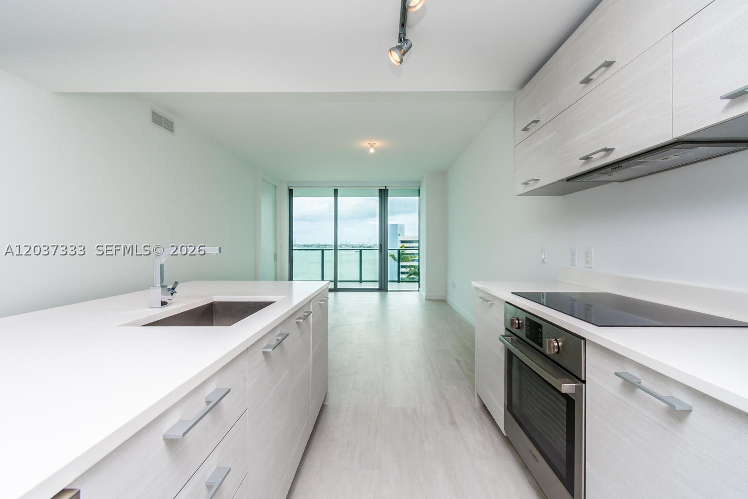 650 NE 32nd St #805, Miami FL 33137