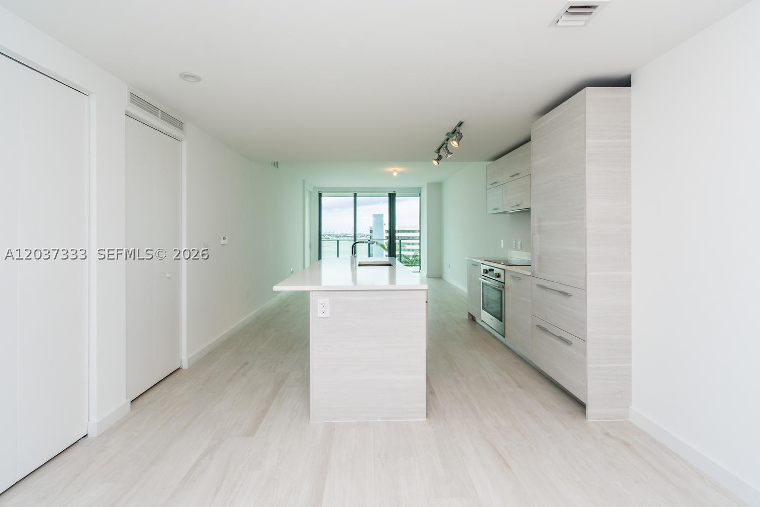 650 NE 32nd St #805, Miami FL 33137