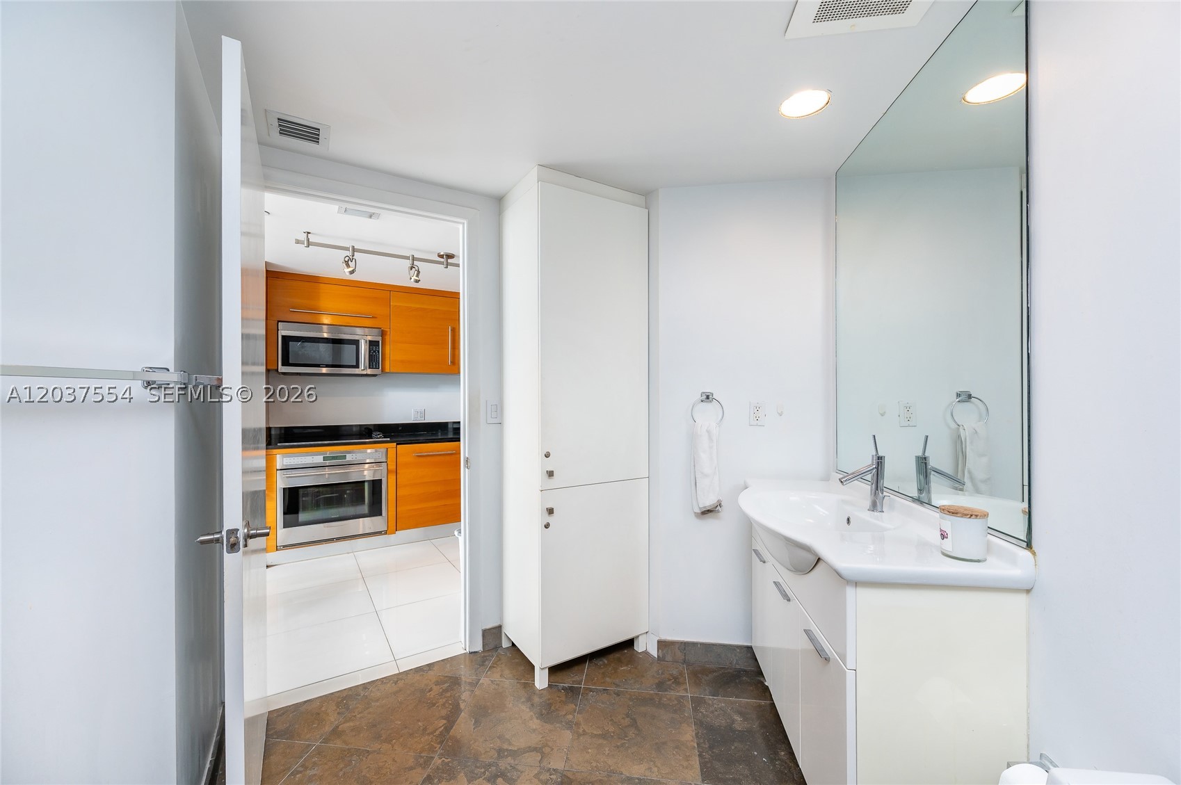 475 Brickell Ave #2908, Miami FL 33131