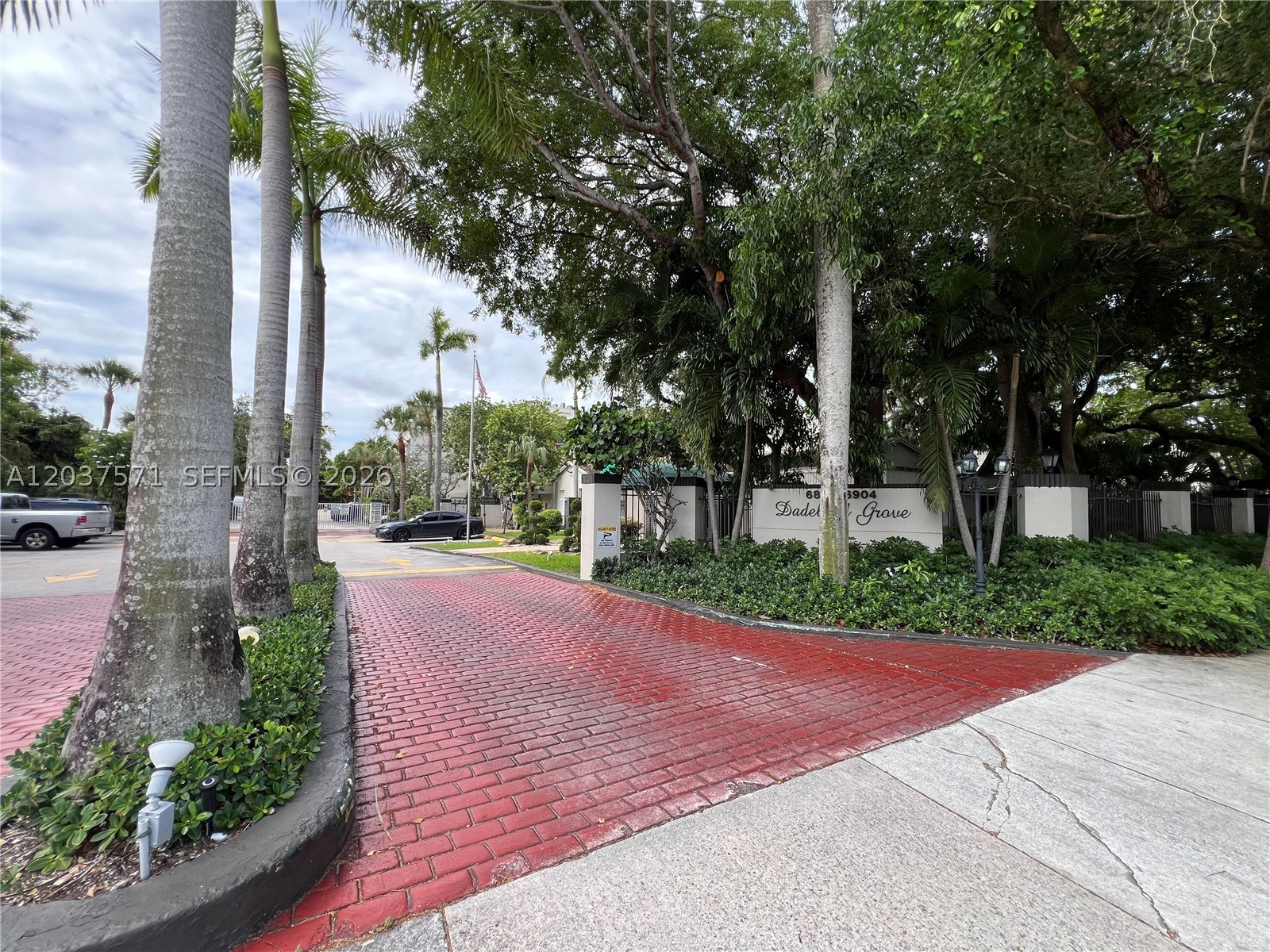 6886 N Kendall Dr #D407, Pinecrest FL 33156