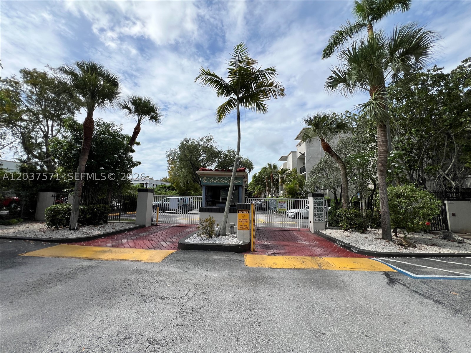 6886 N Kendall Dr #D407, Pinecrest FL 33156