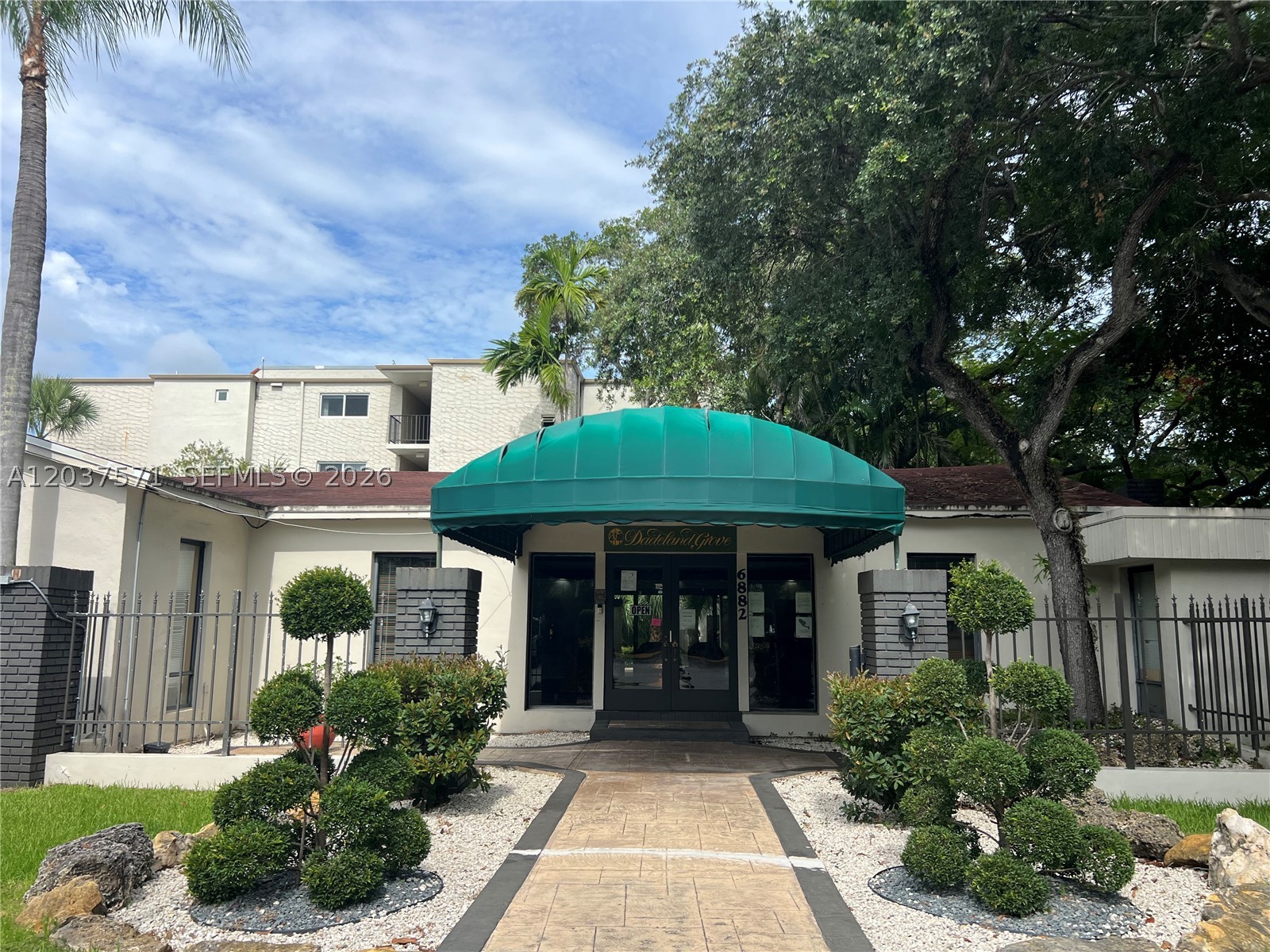 6886 N Kendall Dr #D407, Pinecrest FL 33156