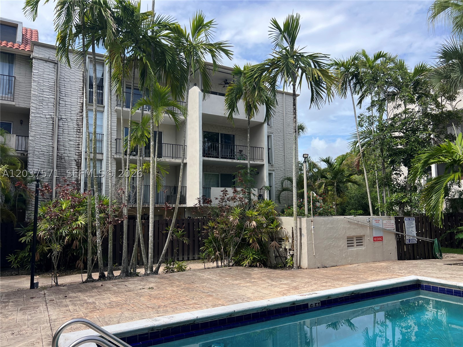 6886 N Kendall Dr #D407, Pinecrest FL 33156