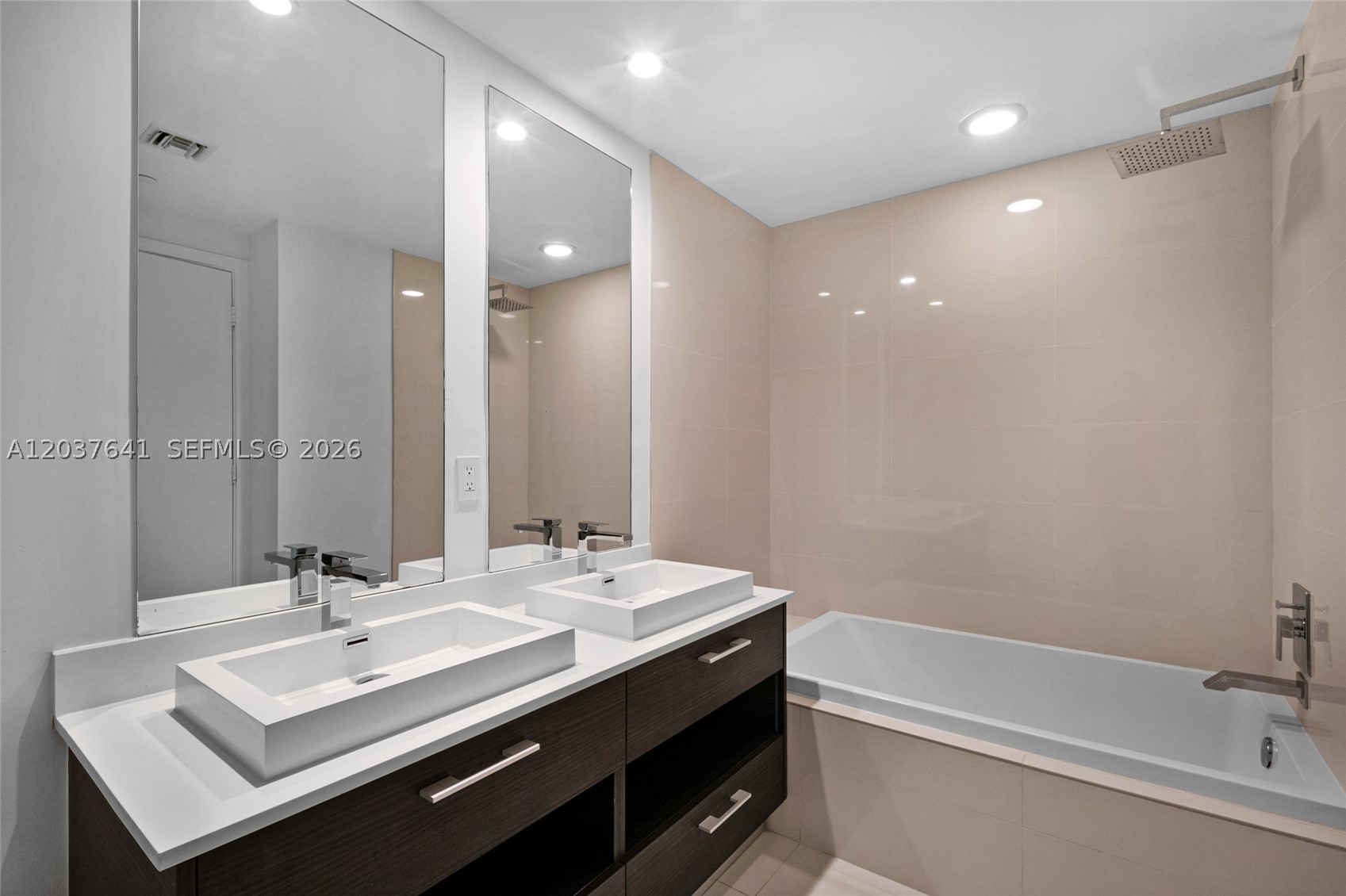 45 SW 9th St #2305, Miami FL 33130