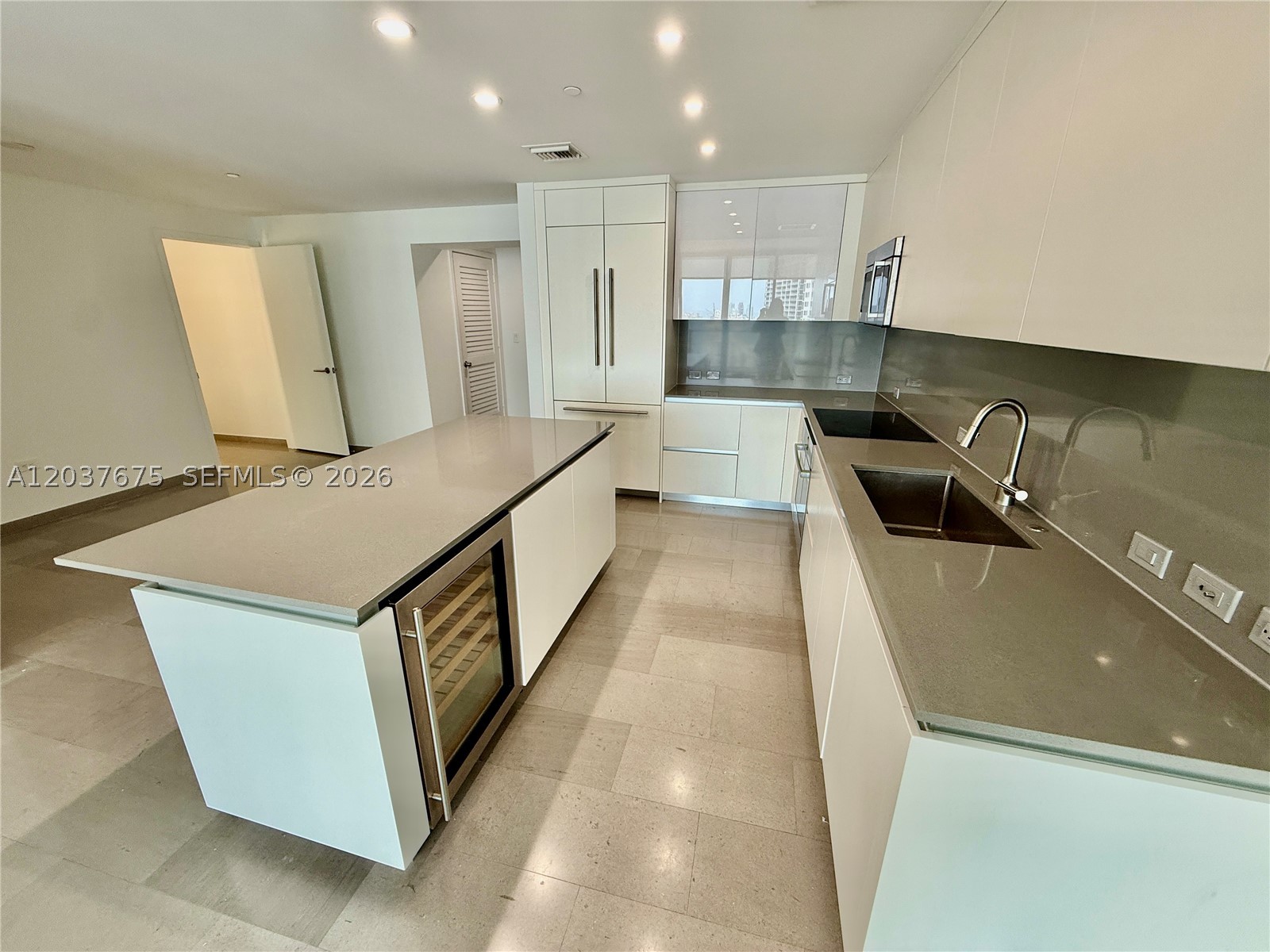 68 SE 6th St #2707, Miami FL 33131
