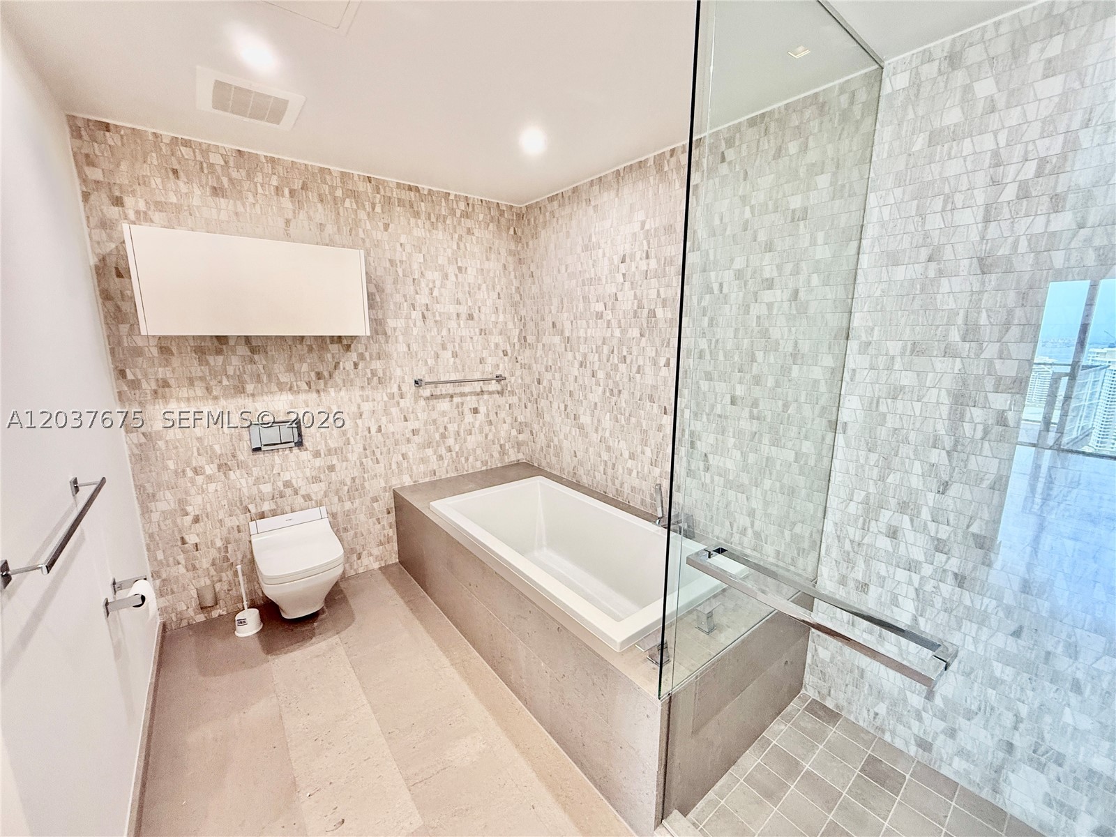 68 SE 6th St #2707, Miami FL 33131