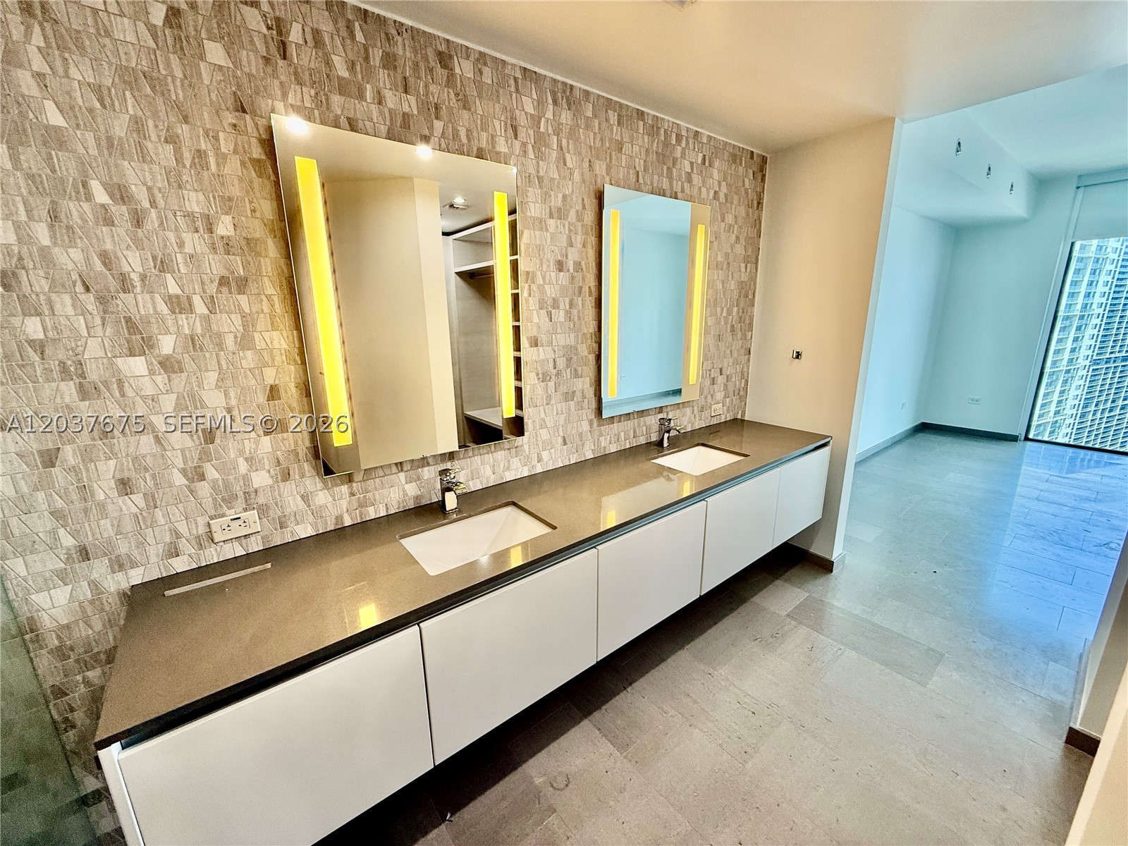 68 SE 6th St #2707, Miami FL 33131