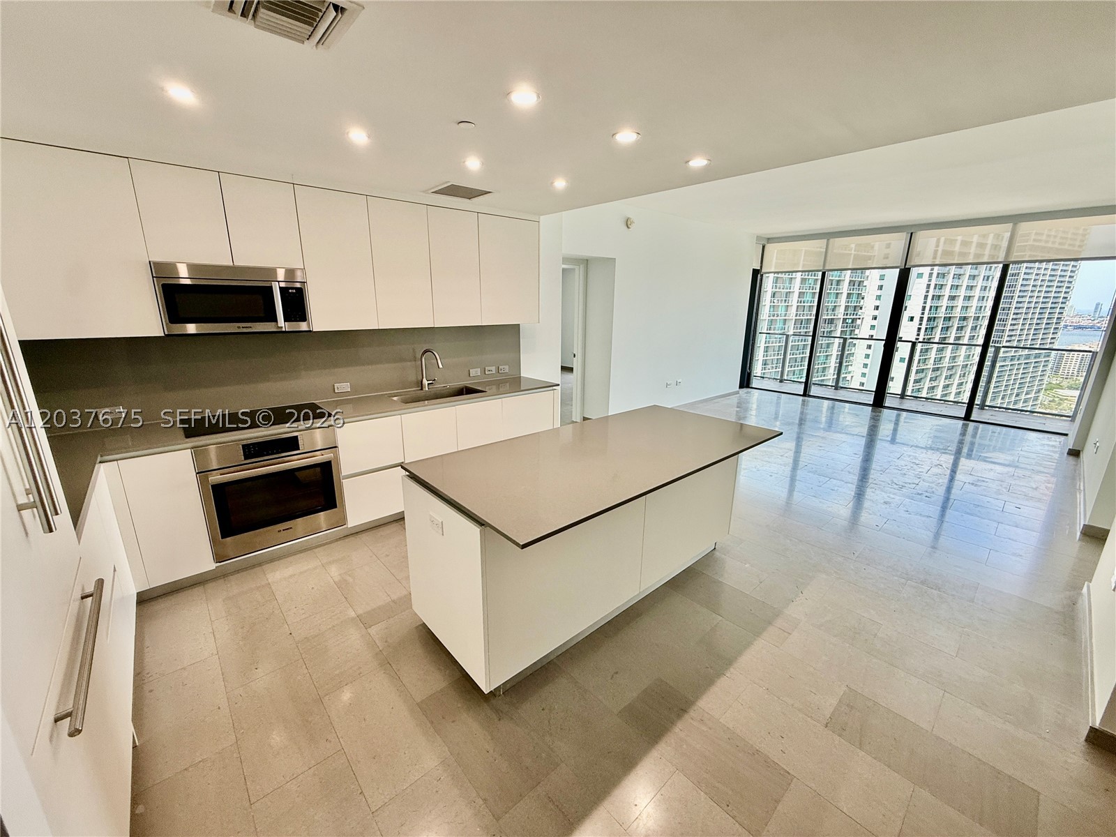 68 SE 6th St #2707, Miami FL 33131