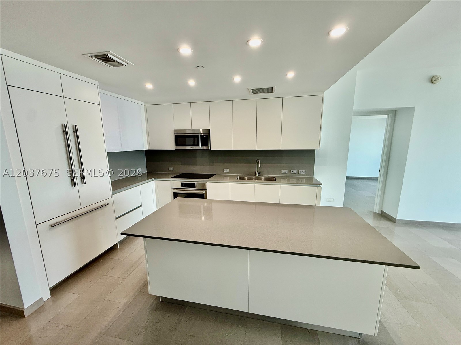 68 SE 6th St #2707, Miami FL 33131