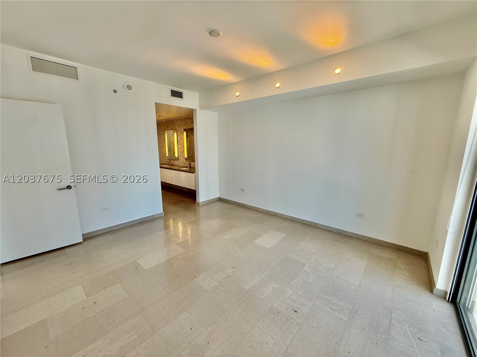 68 SE 6th St #2707, Miami FL 33131
