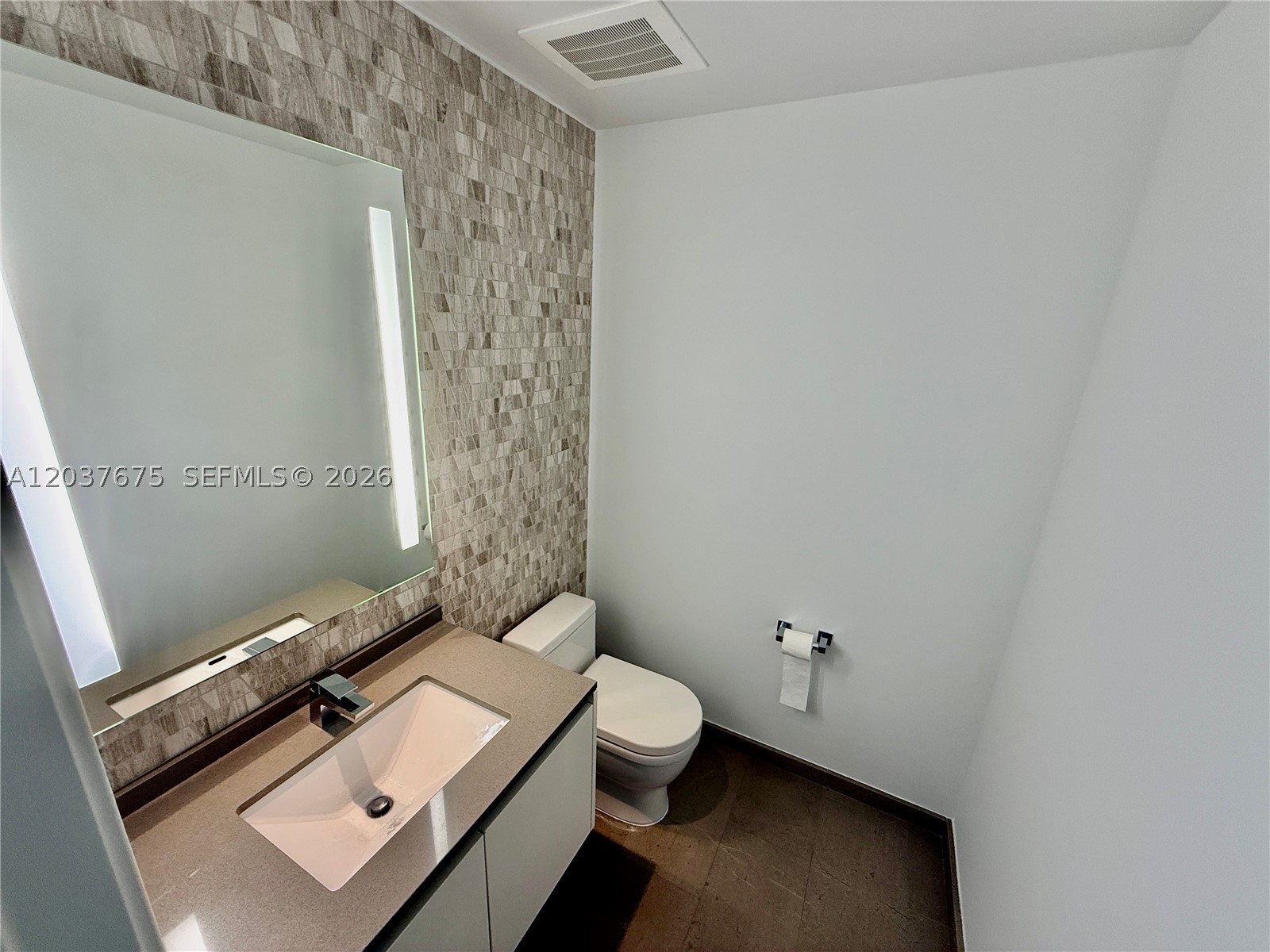 68 SE 6th St #2707, Miami FL 33131