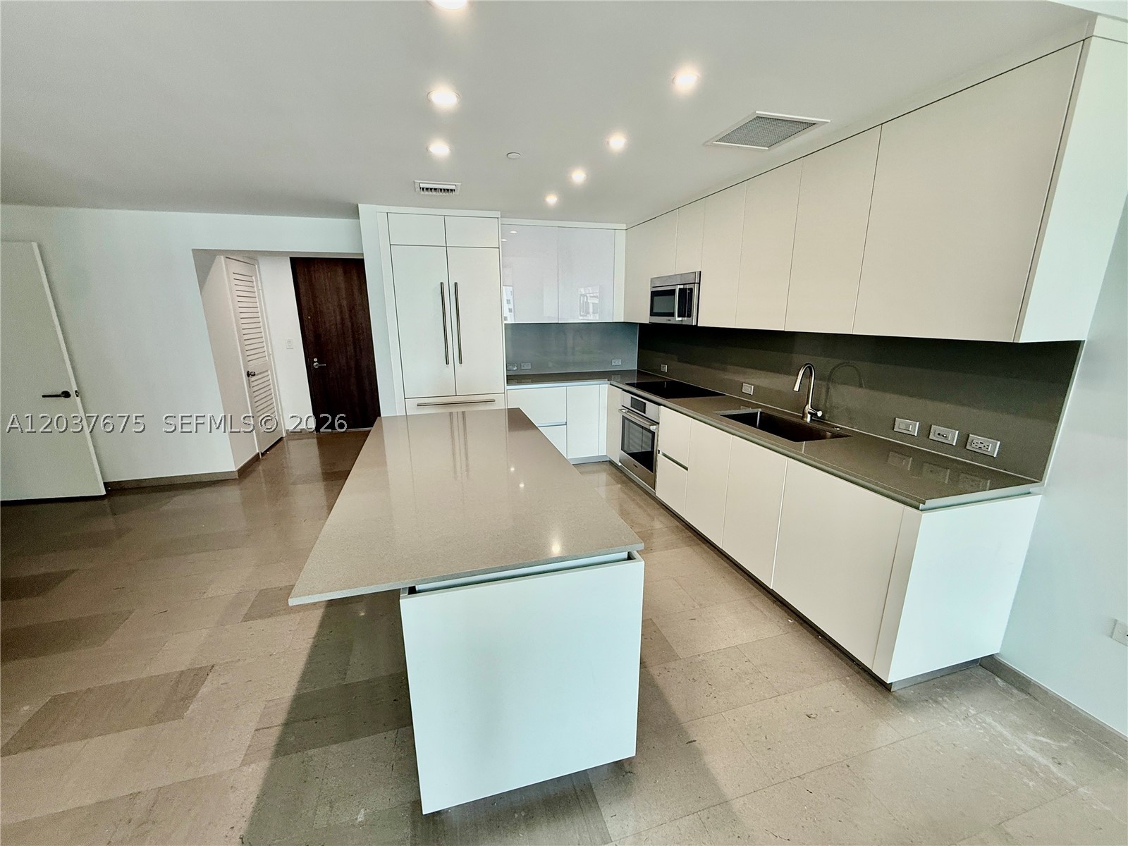 68 SE 6th St #2707, Miami FL 33131