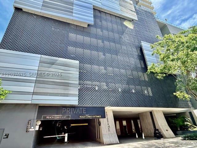 68 SE 6th St #2707, Miami FL 33131