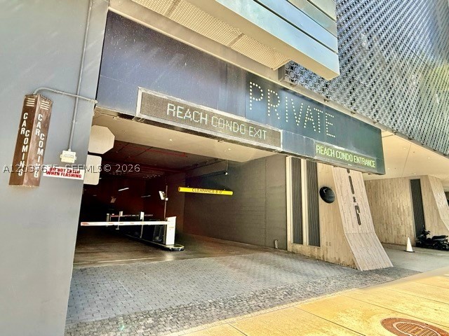 68 SE 6th St #2707, Miami FL 33131