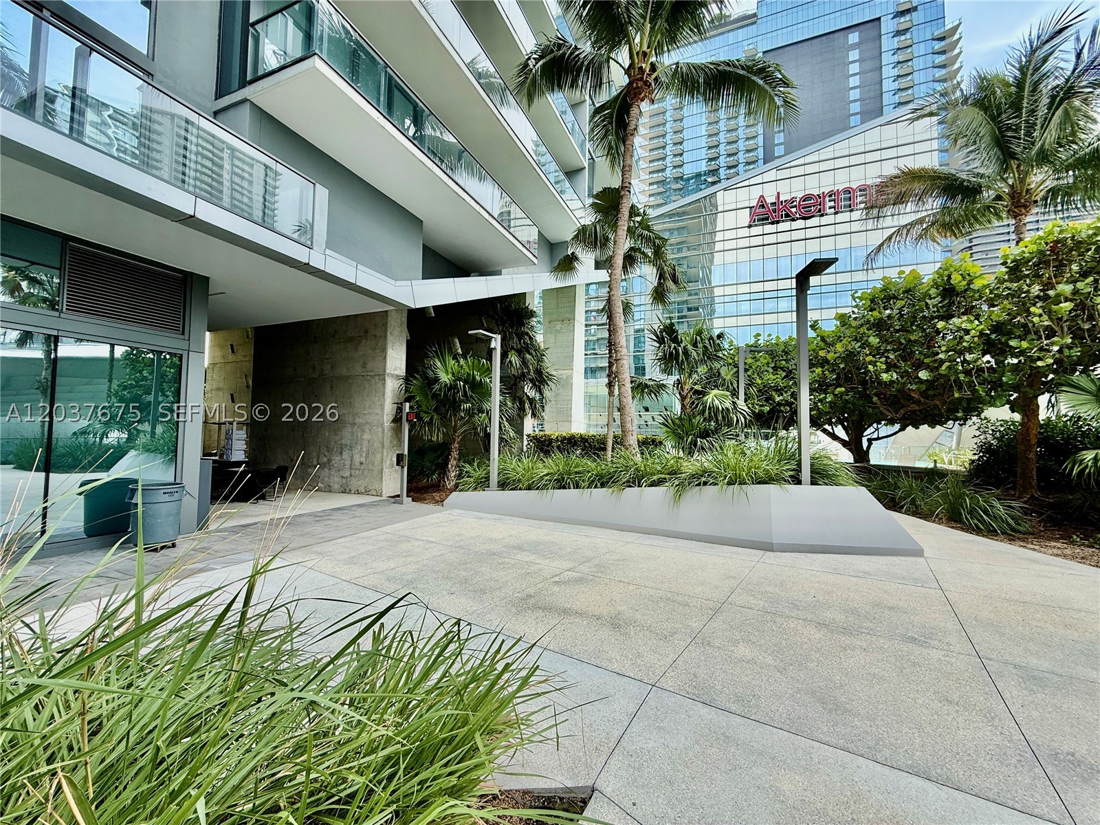 68 SE 6th St #2707, Miami FL 33131