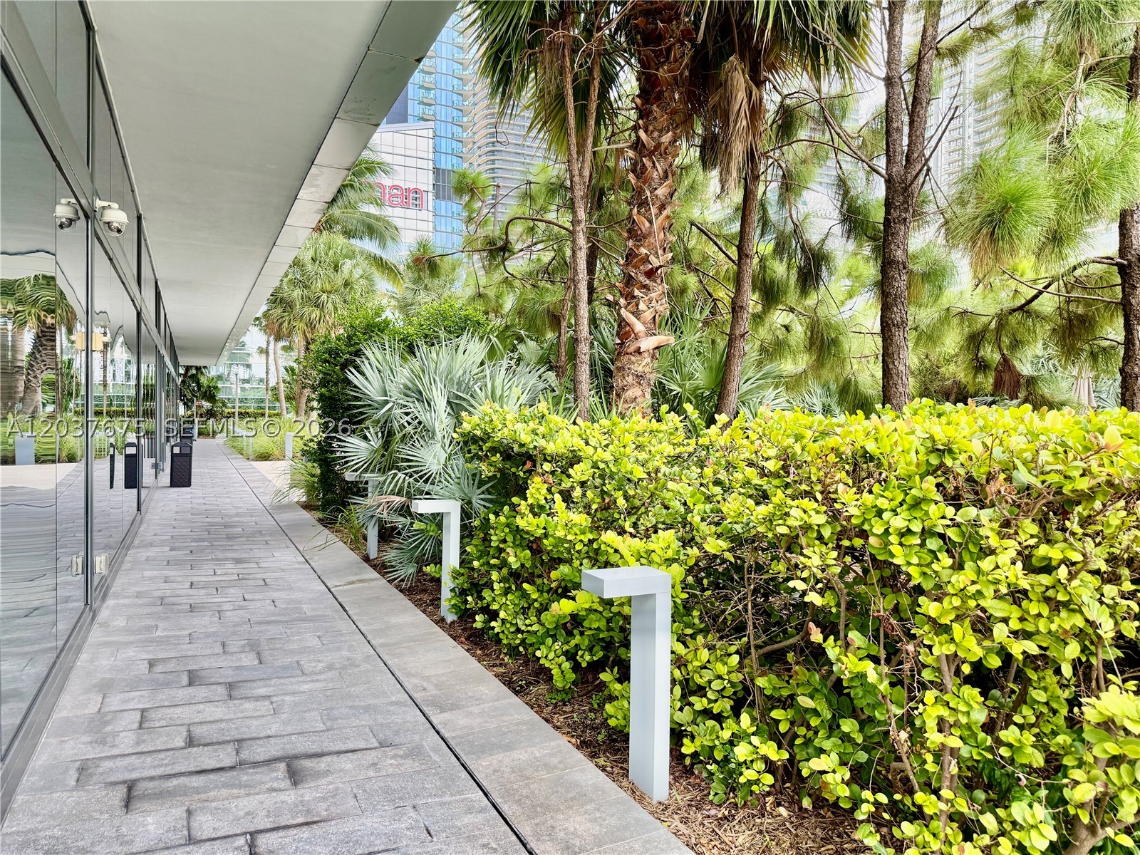 68 SE 6th St #2707, Miami FL 33131