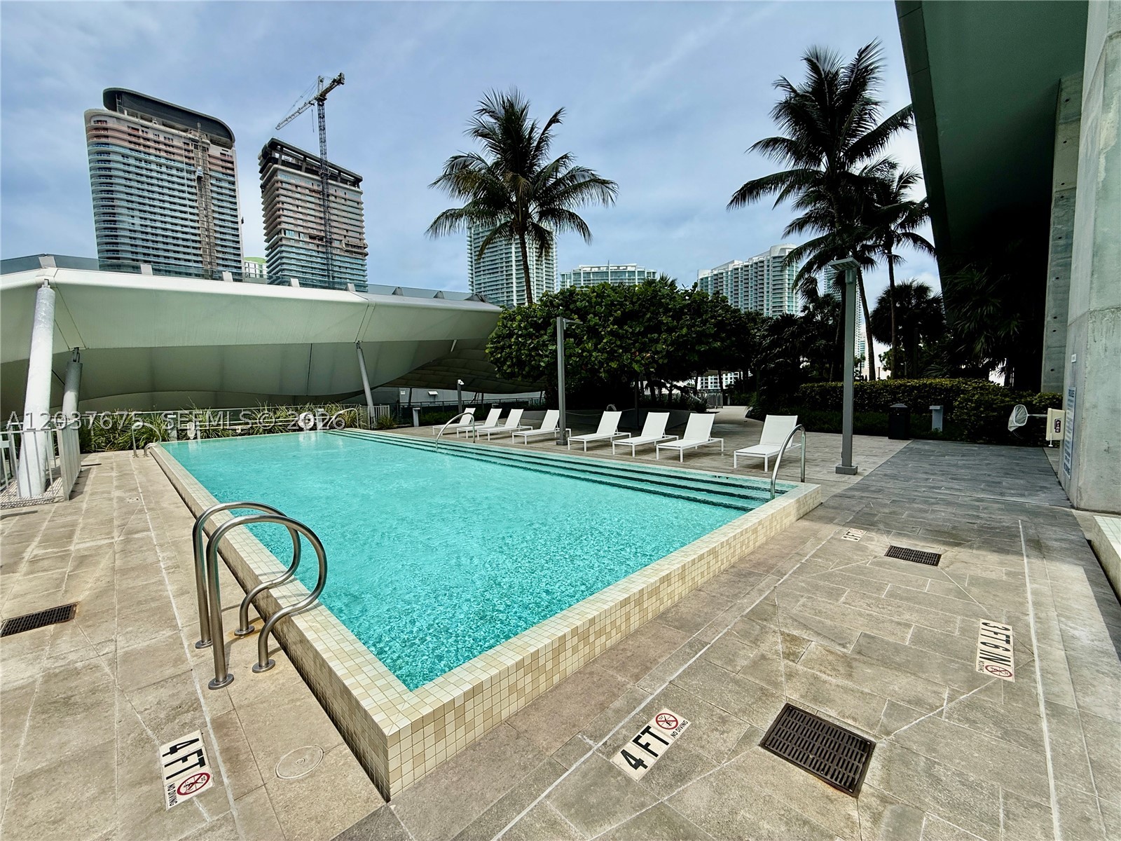 68 SE 6th St #2707, Miami FL 33131