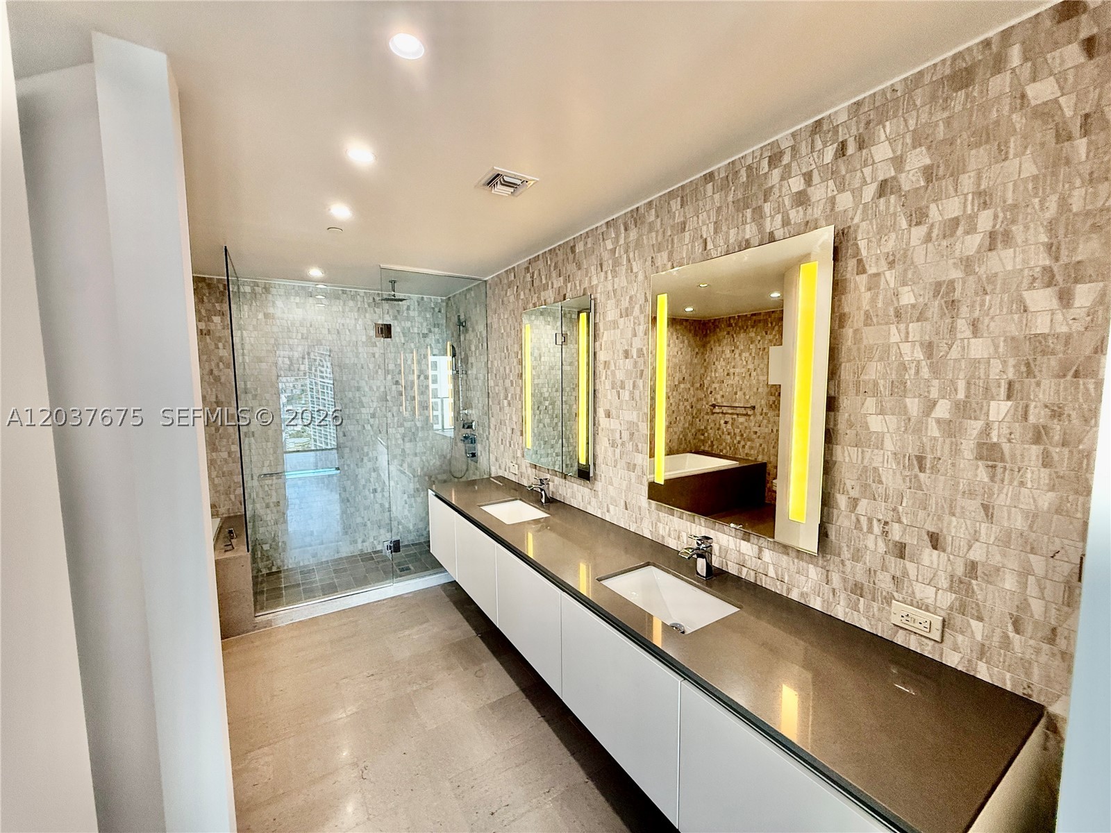 68 SE 6th St #2707, Miami FL 33131