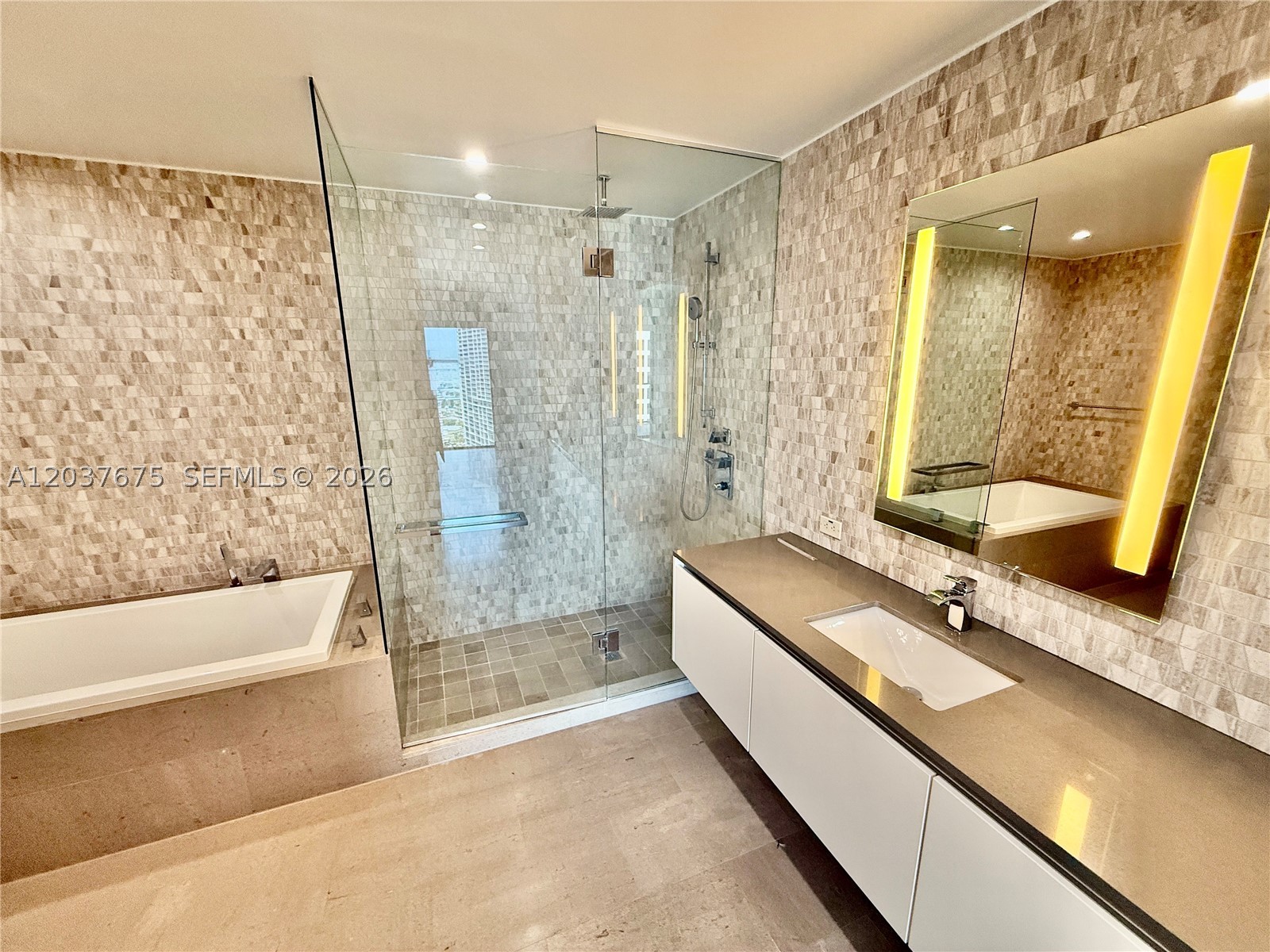 68 SE 6th St #2707, Miami FL 33131