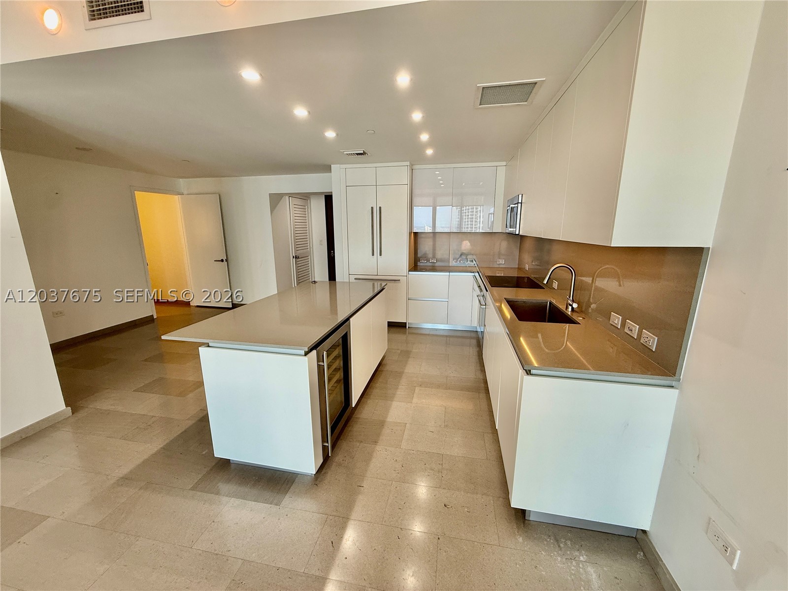 68 SE 6th St #2707, Miami FL 33131