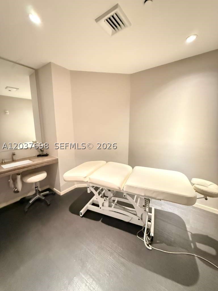 1300 Brickell Bay Dr #1904, Miami FL 33131