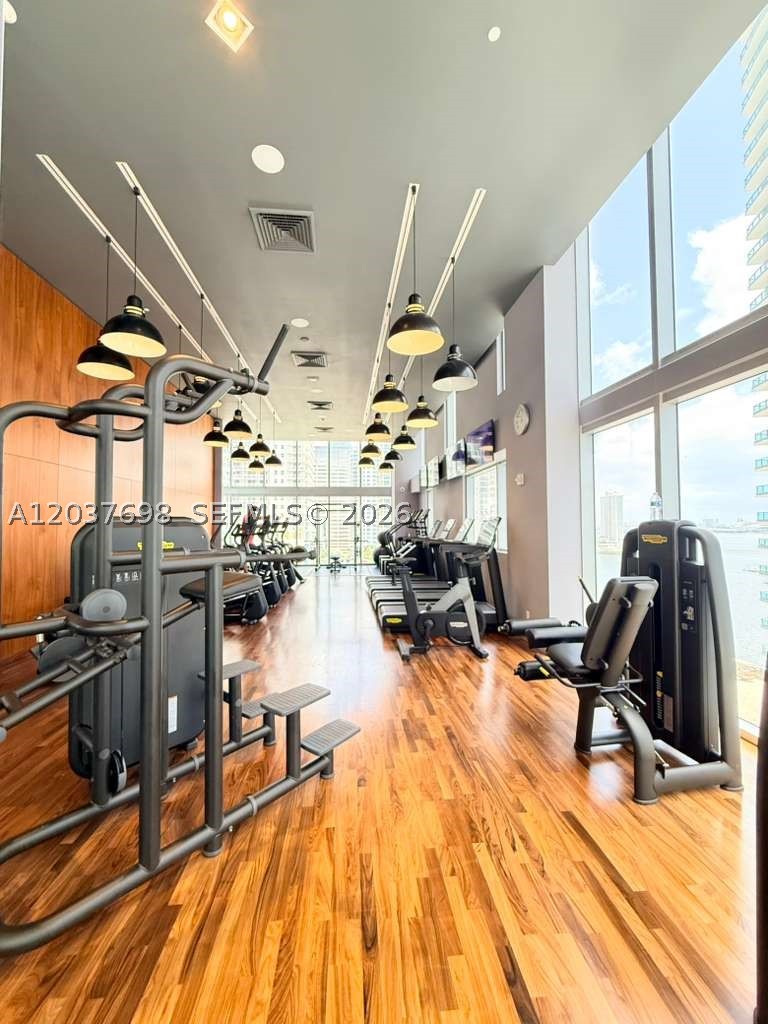 1300 Brickell Bay Dr #1904, Miami FL 33131