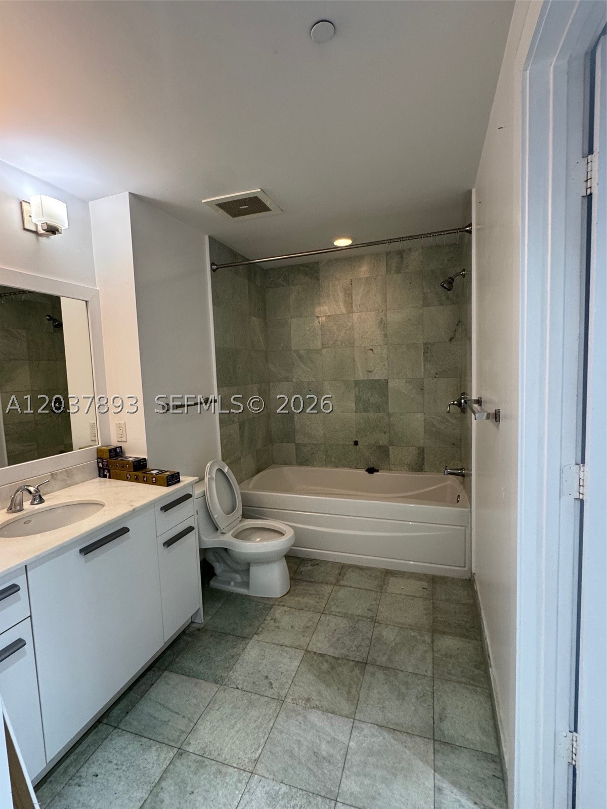 1060 Brickell Ave #4115, Miami FL 33131